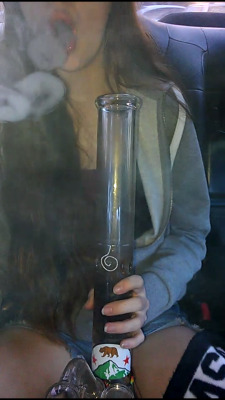 cannabisblisss:Blowing o’s in the car