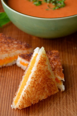 do-not-touch-my-food:  Mini Grilled Cheese with Tomato Soup Dip