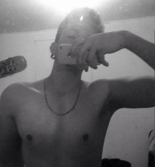 kakoyquepasa:  secretoschilenos:  Andres 21 años Independencia, Santiago / ChileAmigo que dice ser “hetero” pero me manda estas fotos en “broma” jajajaja y se cree rico, en verdad no se que pensar.  Pasa su wsp po