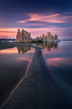 Mono Lake, California. en We Heart It. http://weheartit.com/entry/69293380/via/TeriMarciel3