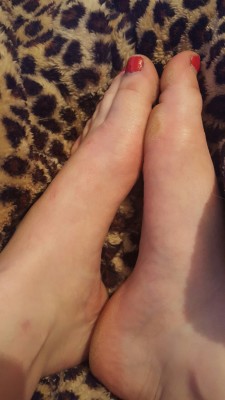 footprincess2505:  Where are my gorgeous foot slaves today? Message