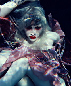 beautynursedondarkness:Photo by Temira Decay, a.k.a. Yellow BubblesFrom