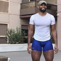 black411blog:  deejpluto:Dude is sexy GAWD ! ! ! I LOVE HIS THIGH