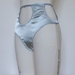 nearerthelingerie:  Custom thong for Burlesque artist. Undoes