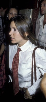 beverlyymaarsh:Carrie Fisher attends the opening of ‘Gilda