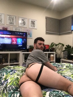 aidandesu:  come eat my pussy while I play video games 🐶