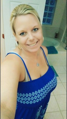 frkysexymom33:  Sundress season….. Finally!! Lol  Smoking hot