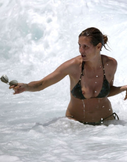 toplessbeachcelebs:  Heidi Klum (Model) nipple slip in Honolulu,