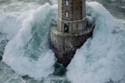 blondeisawesome:  Waves crashing into a lighthouse.