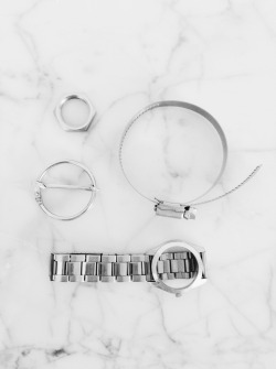 pournoirr:  Organizing my summer essential jewelry :.()