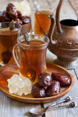 wanderthewood:  Traditional arabic tea with dry madjool dates