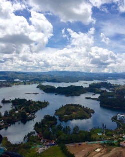 #guatape #pueblo #Colombia #elpenol #elpeñol #bigassrock almost