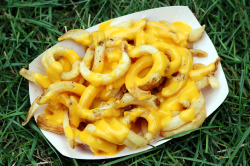 foody-goody:  Curly Cheese Fries 