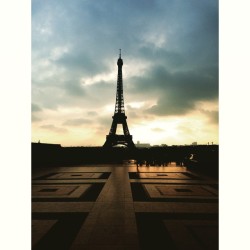 🇫🇷 morning walk to class. #Paris #eiffeltour #toureiffel