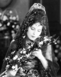 allthroughthenightb:  Greta Garbo. 