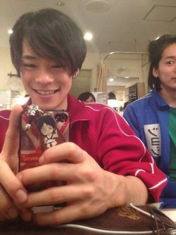 hundredpercentofe:  ONO KENSHO HAS HAKURYUU STRAP HELP SOMEONE