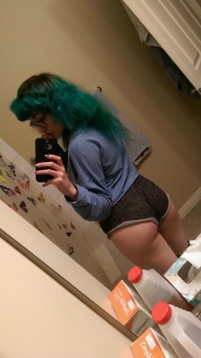 mae-doll:*gives self a wedgie to show off ass*