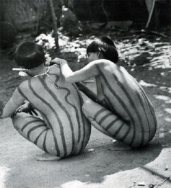 d-ici-et-d-ailleurs:   Femmes Yanomami s’ornant de dessins en peinture végétale, 1965  Photo © Barbara Brändli Barbara Brandli est une photographe anthropologue et humaniste engagée suisse qui vit et travaille au Venezuela depuis plus de quarante