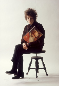 swinginglamour:Bob Dylan photographed by Jerry Schatzberg in