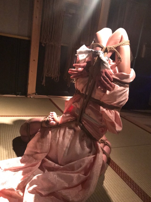 reiko4756-deactivated20200816:「今年の緊縛」32019年も残りあと50日程になりました。昨年、Tumblrがアダルト排除し始めてから、fetishな写真作品が掲載出来なくなり、すっかり発表はしておりませんでしたが、相変わらず緊縛は続けております。この秋、緊縛を始めてから7年目に突入しました。本年中、師匠のサロンでの緊縛練習を撮って頂いたスナップ写真などを、幾つかここに残しておきたいと思います。(乳首露出等が無い写真だけを選んで載せてます😆)受け手:reiko