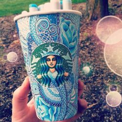 awesome-picz:  Artist Turns Starbucks Cups Into Art.   