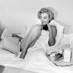 missmonroes:  Marilyn Monroe photographed by André de Dienes,