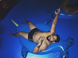 spermcito:  It’s not summer unless you take a pic in a floatie