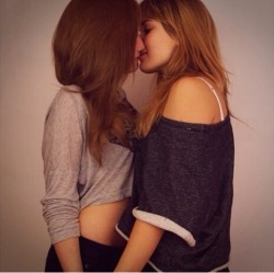 lipstick-lesbian:  ♀♡♀