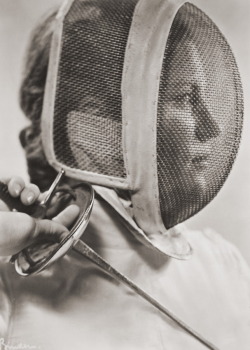 shihlun:  Woman with fencing mask and foil (1930s Germany) Photographer: