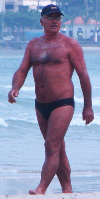 bearstacker:  Jogging in speedos 