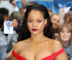 hellyeahrihannafenty:  Boobs I mean Rihanna at ‘Valerian And