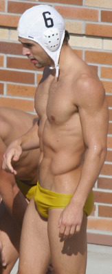 greenspeedos:  I do love guys who wear yellow 