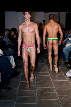 manthongsnstrings:  Now this is the kind of fashion show I’d