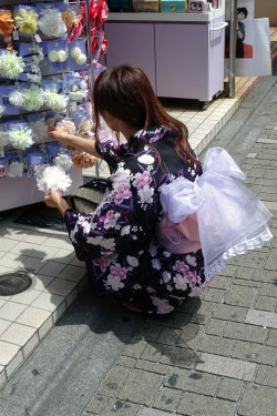 ninetail-fox:  a Yukata  (an informal cotton kimono) girl