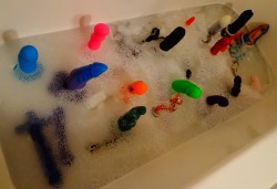 sextoyreviewland:  Bath Time for the non-vibrating! Most of the