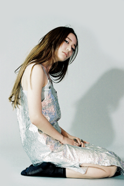 femaleidols:    4walls – krystal  