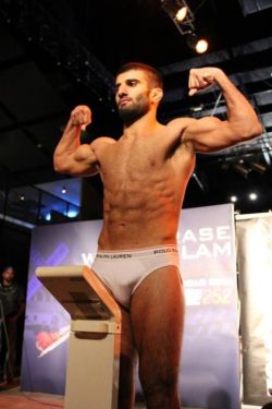 sportmen-bulge:  weighing fighters