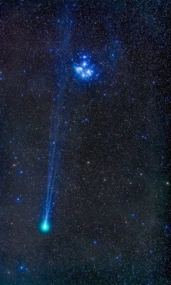 astronomicalwonders:  A Comet and a ClusterThis beautiful image