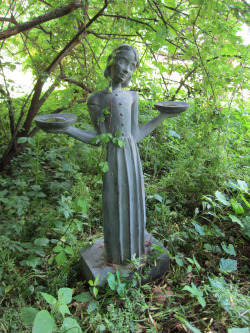 alveryscottkent:  THE GRAVE OF LITTLE WENDY Only four statues