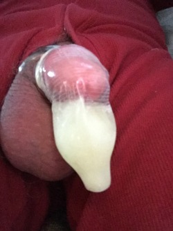 dallascondom:  Fan submitted. Now that is a used condom. Full