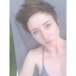 cutiebum:  No makeup and bed hair but the sun’s keeping me