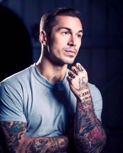 peterluvr:bowdog:  Alex Minsky   Peterluvr.tumblr.com is a great page to follow if you like em hot! I also love follower submissions. Let’s see what you got 