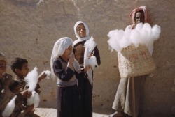 simply-mesmerizing:  Cotton candy break. Kuwait, 1952.
