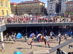 fight-nations:  Gerade werden Refugees in Budapest mit Steinen