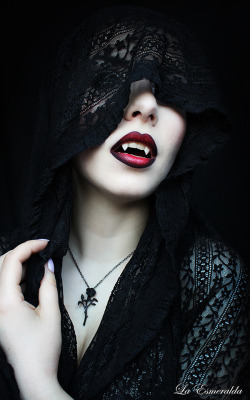 model-la-esmeralda:  “Vampire Bride”Self-portraitNecklace:
