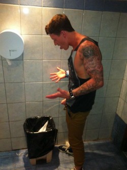 realmenstink:  STR8 TATTED PISSER !!! 