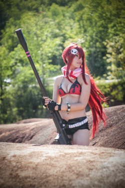 ratemycosplaynet:  That is seriously one big gun for such a little