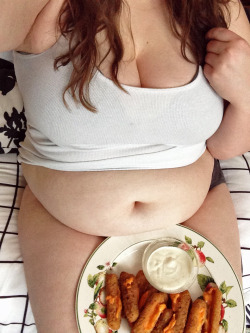 fierce-and-fat:  cheese sticks are da bomb okayand that belly
