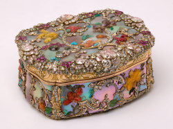 polkadotmotmot:  18th century French snuffbox http://loveisspeed.blogspot.com/2012/05/snuff-boxes-from-palaces.html