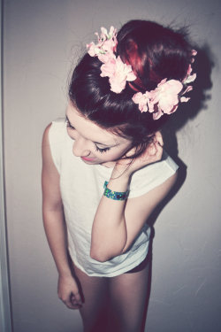 ur-tacky:  Omg hey i made my own flower head piece 